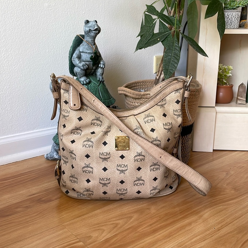 🚨MCM🚨Tan visetos leather hobo adjustable crossbody or shoulder bag